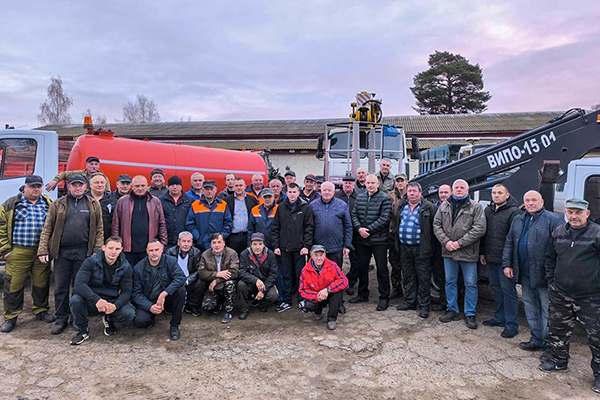 Вручение почётного переходящего знамени Поставского райисполкома